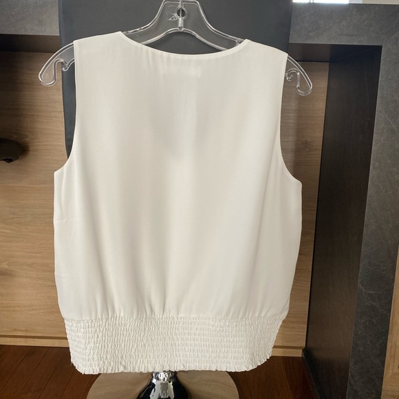 V-Neck off-white Sleeveless Top - Picture 4 of 5